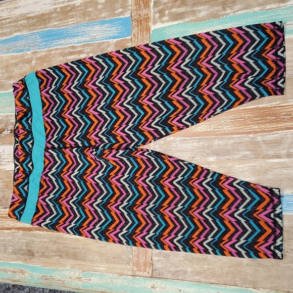 Kandy Karma Multicolor Chevron Stripe Crop Leggings - Picture 3 of 7